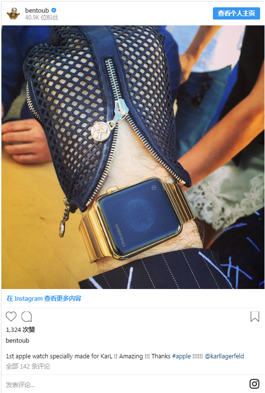 设计师、“老佛爷”卡尔·拉格斐（Karl Lagerfeld）的贴身保镖Sebastien Jondeau在Instagram晒出为“老佛爷”专门定制的Apple Watch。