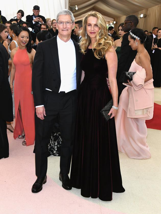 库克与乔布斯遗孀劳伦·鲍威尔·乔布斯（Laurene Powell Jobs），在2016年的Met Gala上