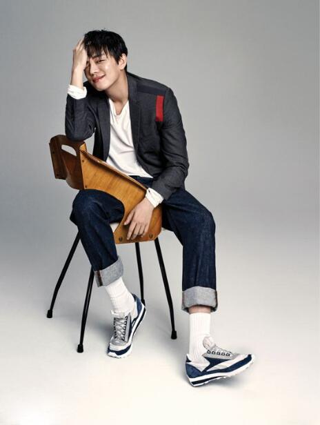 刘亚仁为韩国男性时尚杂志《ARENA》拍摄写真