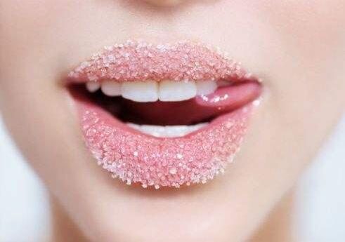 夏季嘴唇为什么还会起皮 唇部护理部不是只有秋冬天才需要 