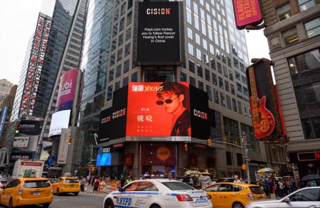 登上纽约时代广场大屏幕的NCT DREAM仁俊的画报吸引视线！