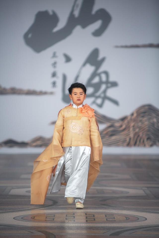 香港国际星小超模李龙澍重返国际秀场 惊艳巴黎
