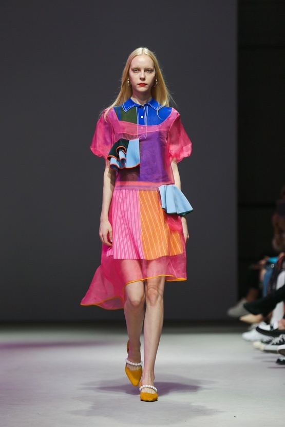 i-am-chen首次亮相上海时装周演绎彩色针织美学
