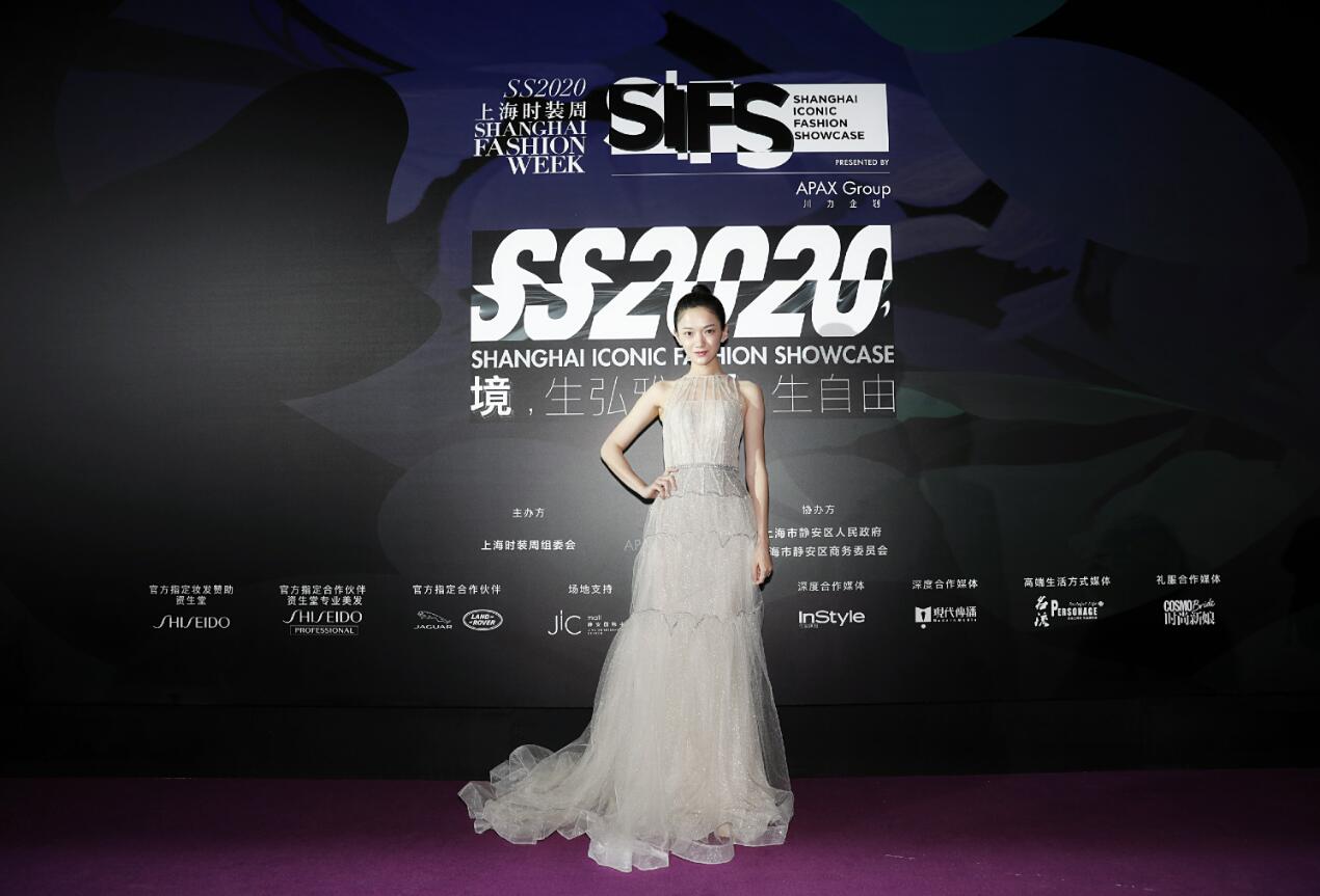 方楚彤亮相上海时装周 受多家品牌认可风格多变