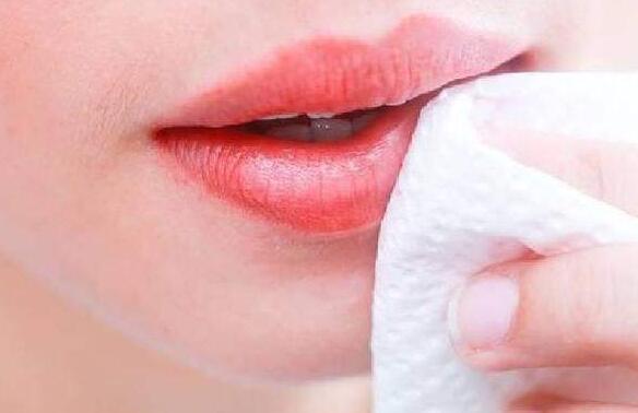 口红可以用清水洗掉吗 唇膏正确的卸妆方法