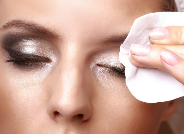眼妆怎么能卸干净 卸眼妆的正确方法步骤图片 