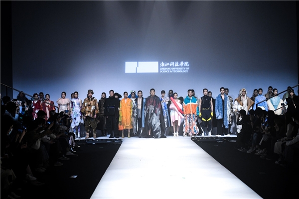 浙江科技学院服装与服饰设计专业毕业生作品发布会在2021北京 中国（国际）大学生时装周成功举办