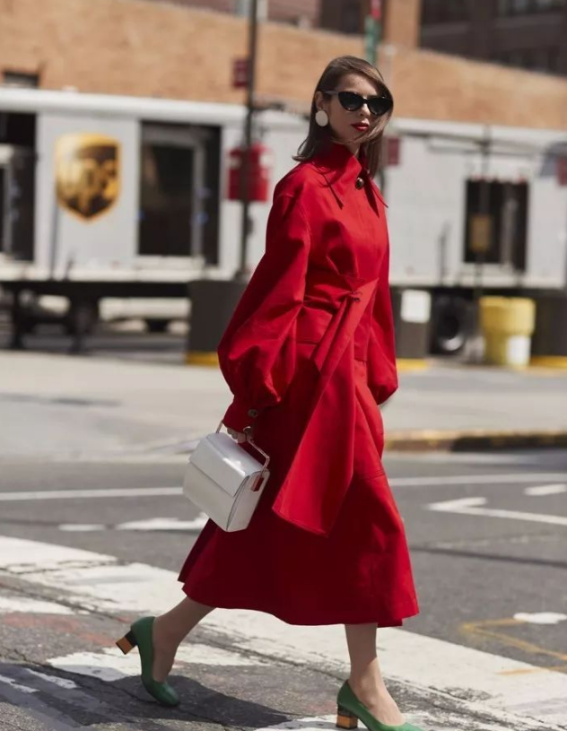 红色裙装配浅绿色鞋款的时候,建议搭配白色的包带更显轻盈.