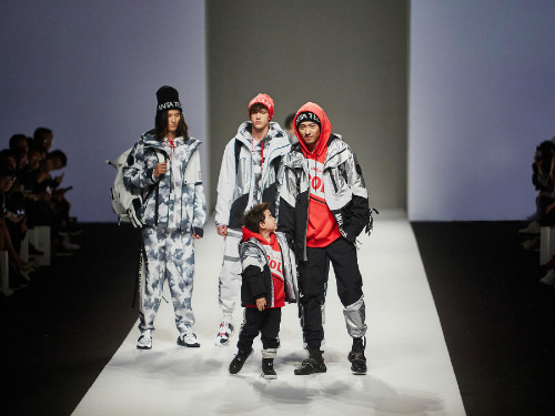 安踏携手 RICO LEE掀起“工业革命”，未来感大秀点亮上海时装周