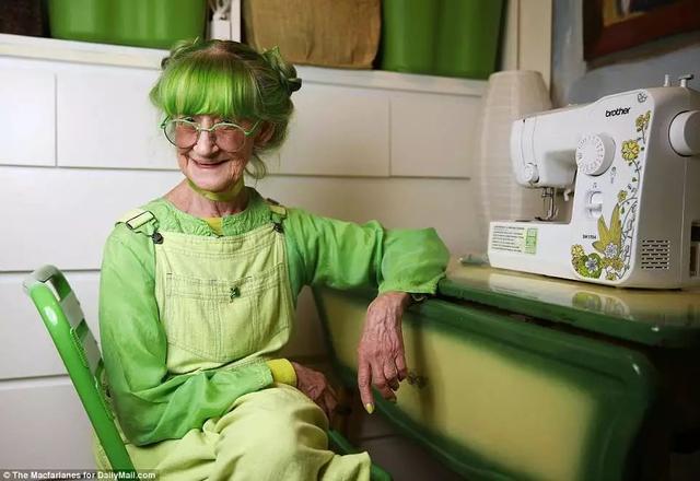 因全身都是一个颜色，被称为“绿夫人”，77岁还洋溢着少女感！
