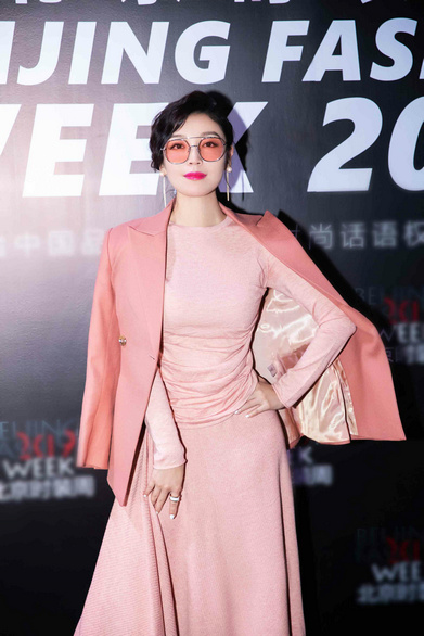 演员高晓菲亮相时尚活动 粉色外套内穿同色系针织连身长裙气场全开