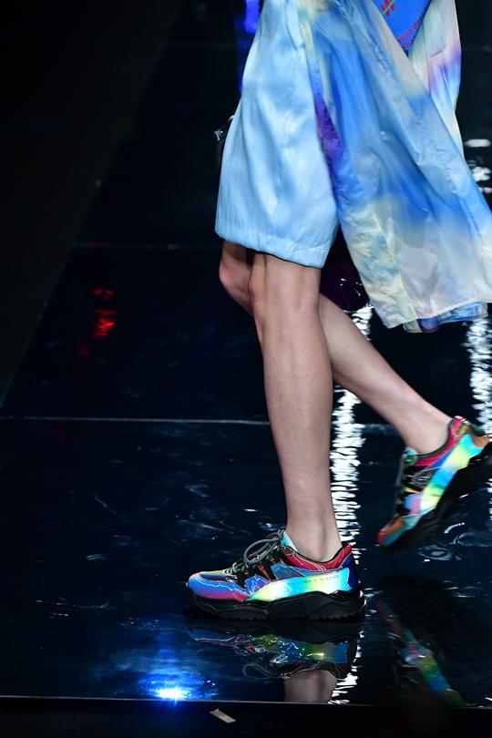 2020SS上海时装周：金利来皮鞋X W·RONG联名款发布