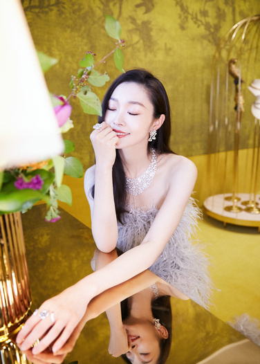演员宋轶现身品牌活动 羽翼流苏裙造型尽显仙女气质