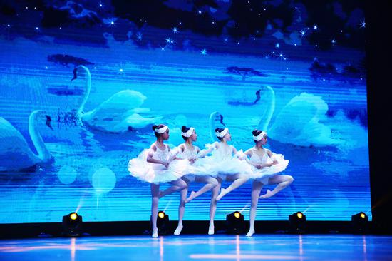 《四小天鹅》选自古典芭蕾舞剧天鹅湖二幕