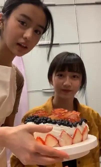 为母亲庆生！木村光希与姐姐直播做蛋糕，木村心美出镜撞脸朴信惠