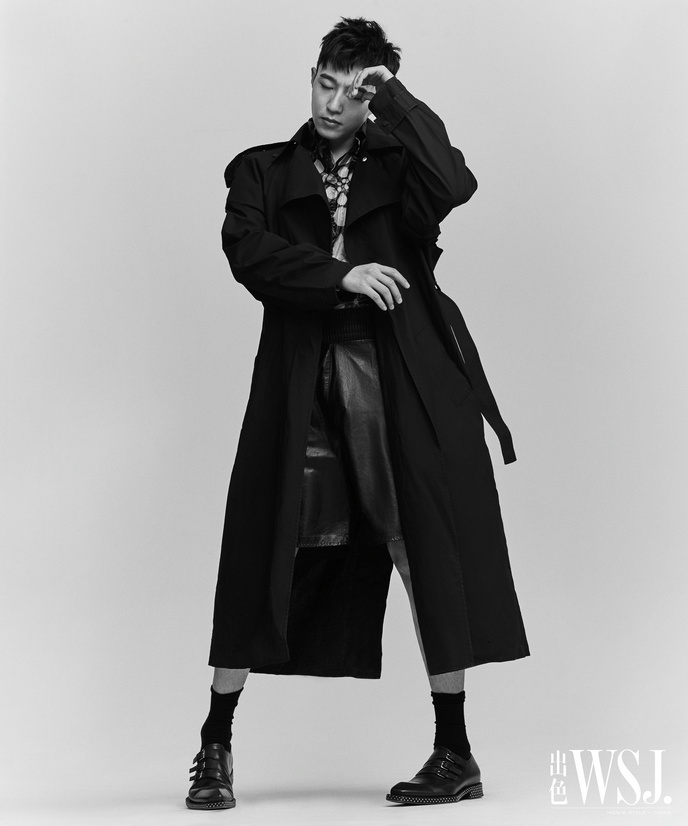 王森黑白時尚大片釋出 黑色風衣顯露完美身材