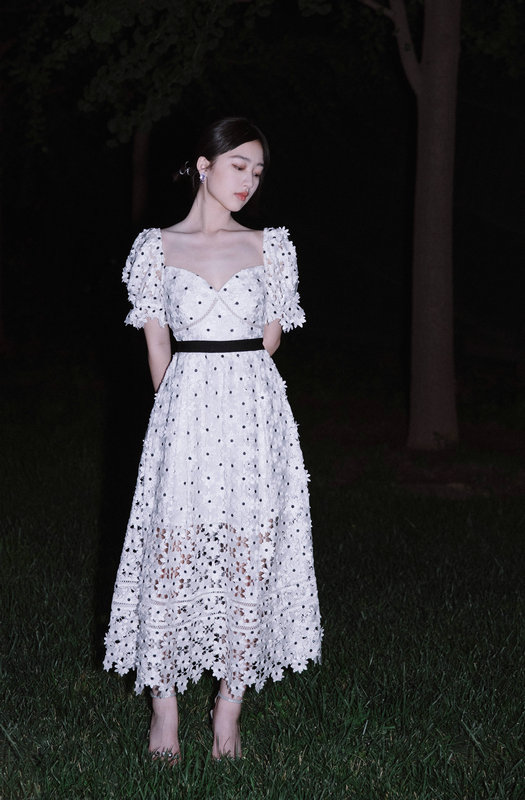 演員鄧恩熙身穿白色花朵鏤空長裙亮相23屆上海國際電影節閉幕式