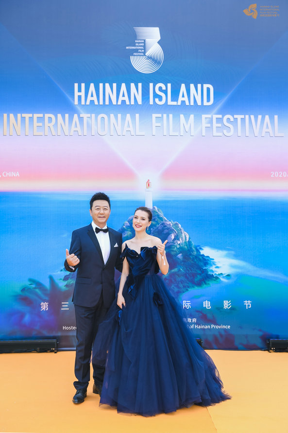 Tina亮眼主持海南島國際電影節開幕式 銀色抹胸禮服端莊大氣