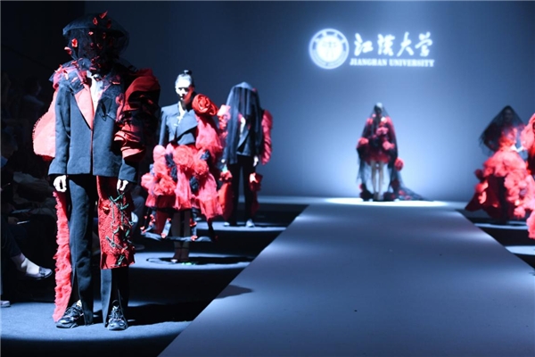 江漢大學畢業生作品“純·渡”在中國國際大學生時裝周發布