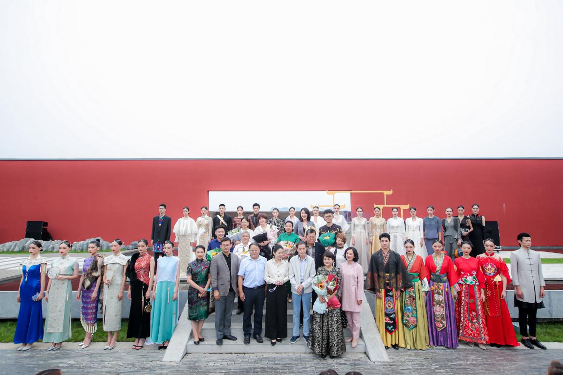 北京时装周《烟火·京成》主题秀，走进传统非遗文化的瑰丽世界