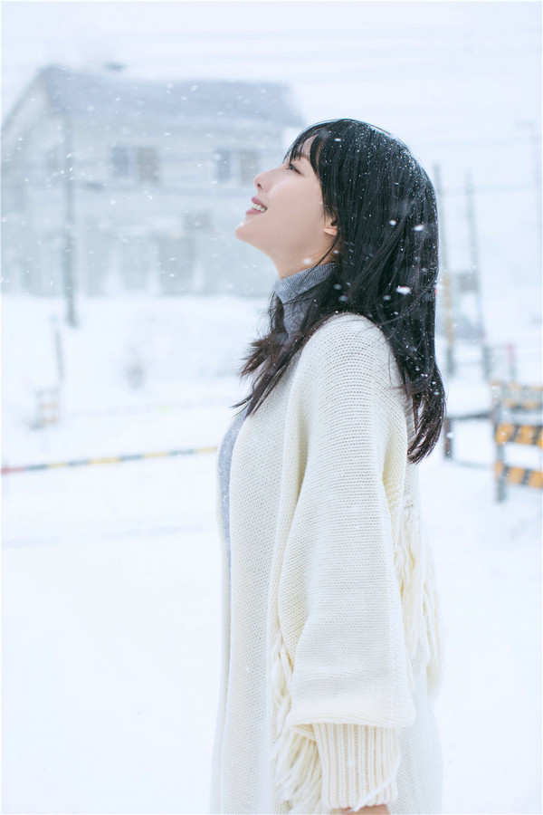 张嘉倪微博po美图北京求雪成功 身穿白色针织
