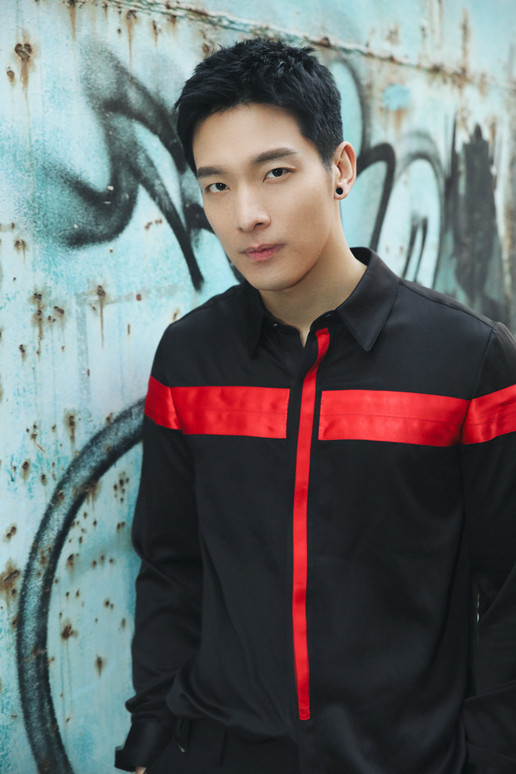 男生穿黑色红线条点缀的衬衫搭配效果图
