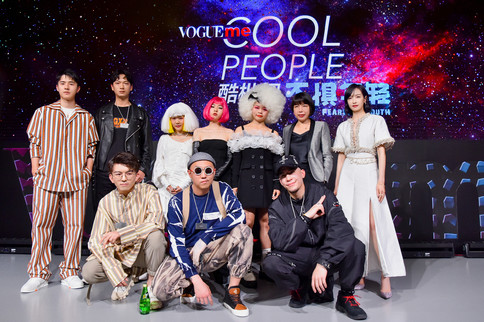 刘昊然、宋茜等明星为“Vogue Me COOL PEOPLE酷枇杷”奖项获奖人颁奖并合影并合影2