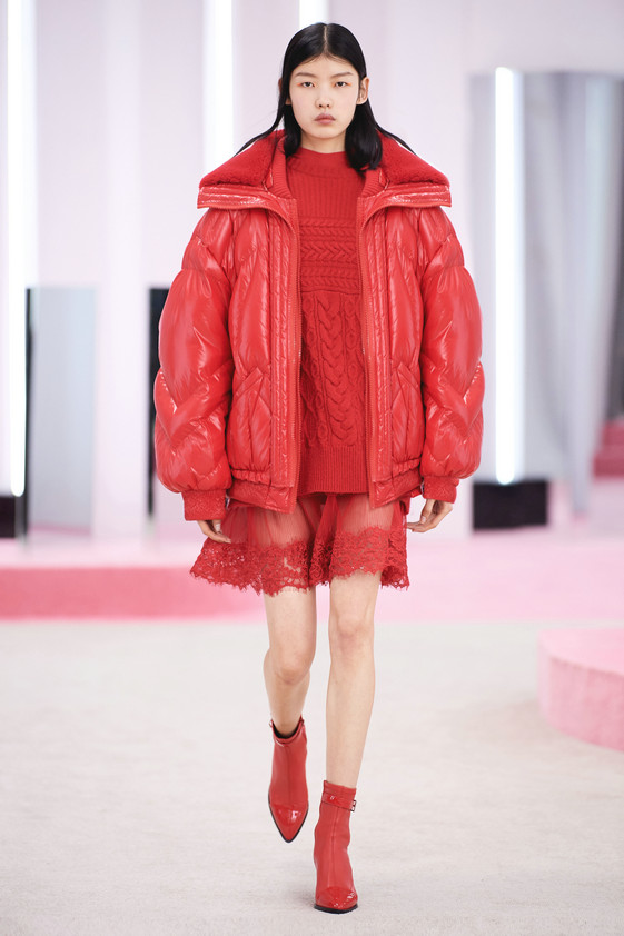 高饱和度的红色滑面户外感羽绒外套搭配蕾丝花园短裙，多元美学碰撞融合演奏出绝妙的摩登科技 电音感.jpg