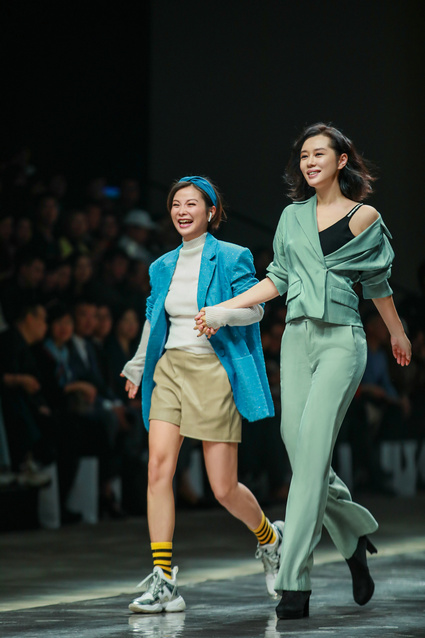 余男亮相中国国际时装周秀场，淡绿色套装造型尽显知性魅力