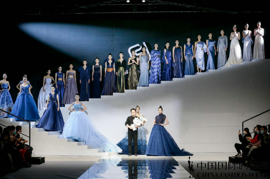 世凡2021春夏“追光”主題禮服系列在京發布