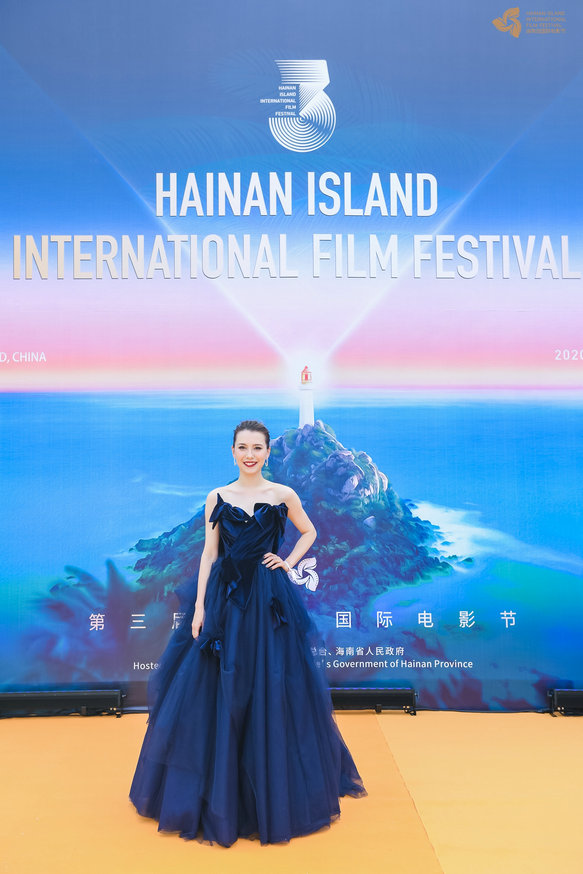 新锐主持人Tina亮眼主持海南岛国际电影节开幕式8