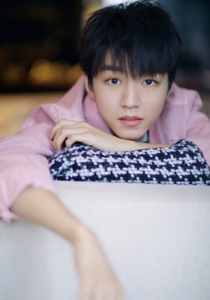 男生如何驾驭粉色外套 王俊凯最新写真身着粉色外套温暖迷人