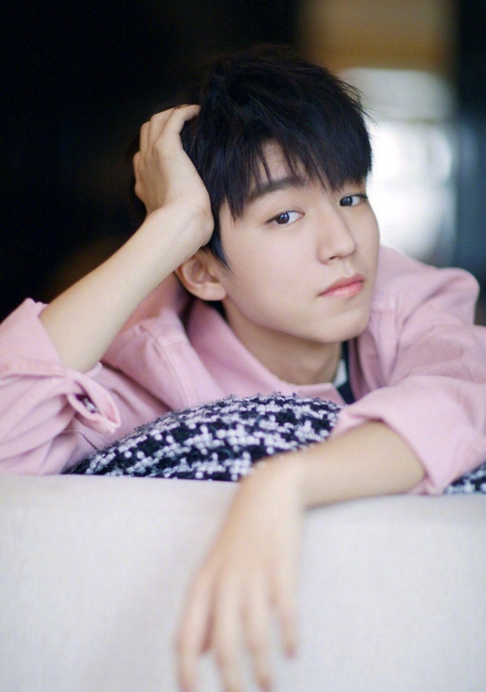 男生如何驾驭粉色外套 王俊凯最新写真身着粉色外套温暖迷人
