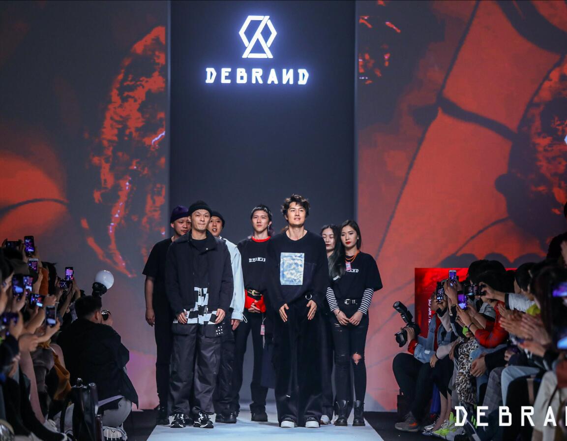 吴克群主理品牌上海时装周首登场，DEBRAND《医己、撕欲》主题系列把握潮流脉动 
