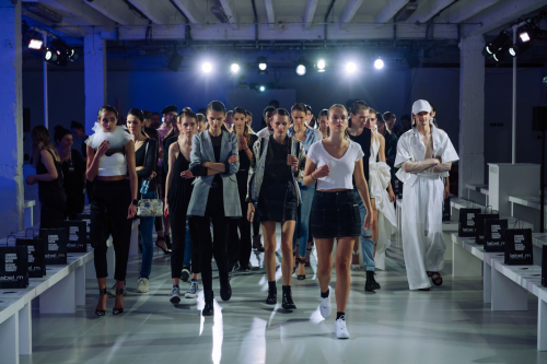 XOTIC伦敦国际时装周上展露锋芒，创作过程大揭秘