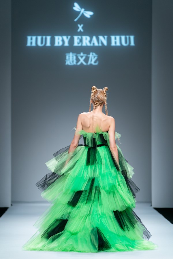 上海时装周的一抹自由异色 惠文龙双面大秀“WE”启幕