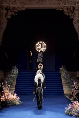 OZLANA秀场揭秘|OZLANA革命性“沉浸式”大秀为巴黎时装周注入全新活力