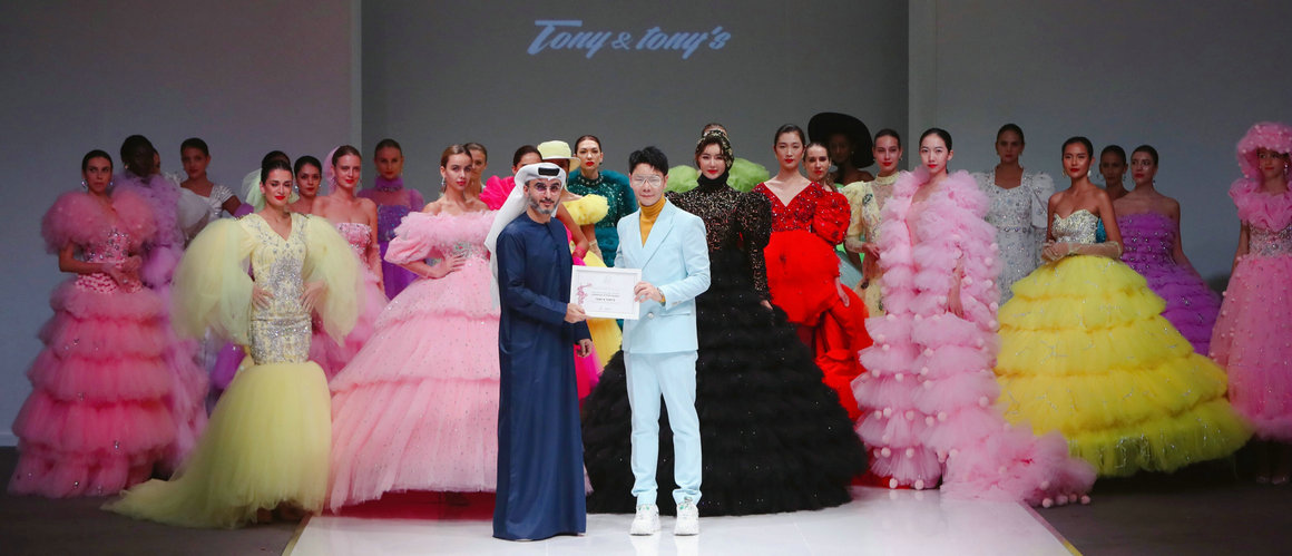 时尚教父TONY迪拜办秀，高定纱裙压轴出场，璀璨至极