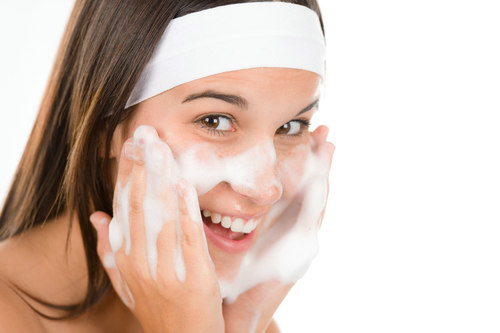 脸上皮肤比较敏感什么牌子洗面奶比较温和 适合敏感肌的洁面乳排行榜 