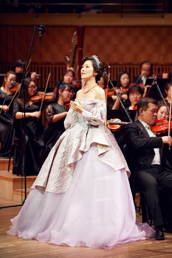 常思思小公主风礼服亮相哈尔滨场音乐会，将古典唱法与浪漫流行融合