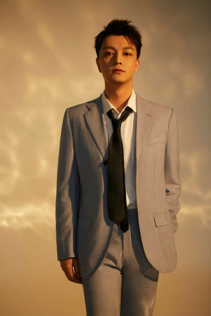 演员张晓谦着灰色细格纹西装套装写真曝光 在电视剧《安家》中饰演鱼化龙